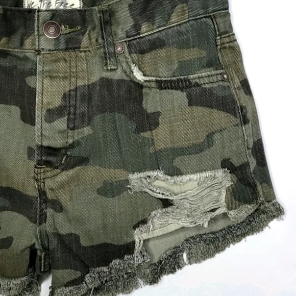💰NWOT! WE THE FREE ▪︎ ARMY GREEN CAMOUFLAGE JEAN SHORTS ▪︎ SIZE 0 - Picture 4 of 12